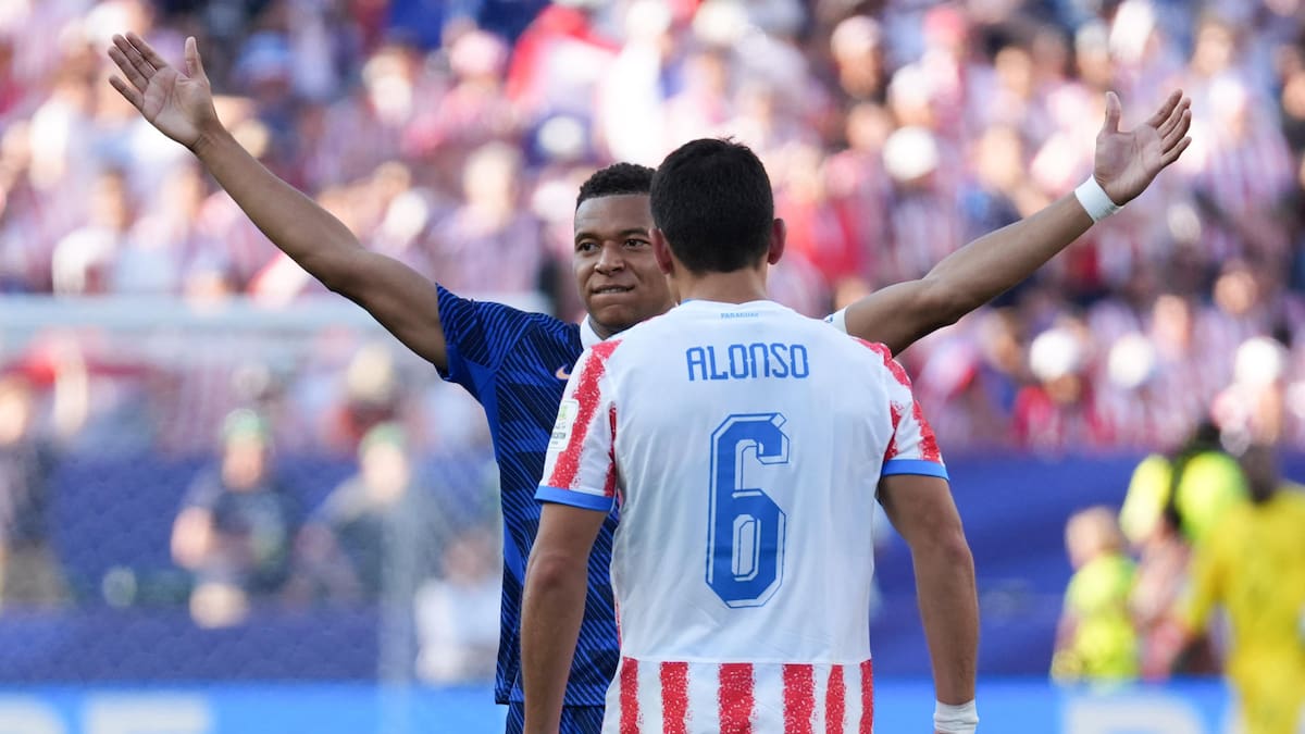 VIDEO | Hinchas paraguayos se ensañan con Mbappé y queman un muñeco con su nombre