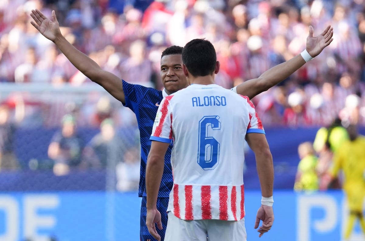 VIDEO | Hinchas paraguayos se ensañan con Mbappé y queman un muñeco con su nombre