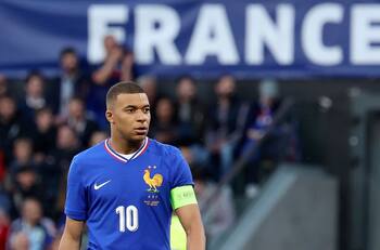 ¿Peligra para la Eurocopa?: Kylian Mbappé está entre algodones y preocupa a Francia