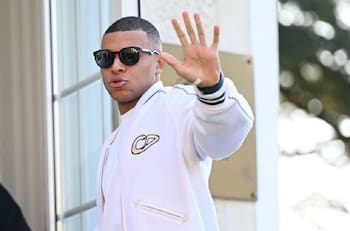 Un crack: Kylian Mbappé volvió a la Selección de Francia... con una chaqueta de casi 4 millones