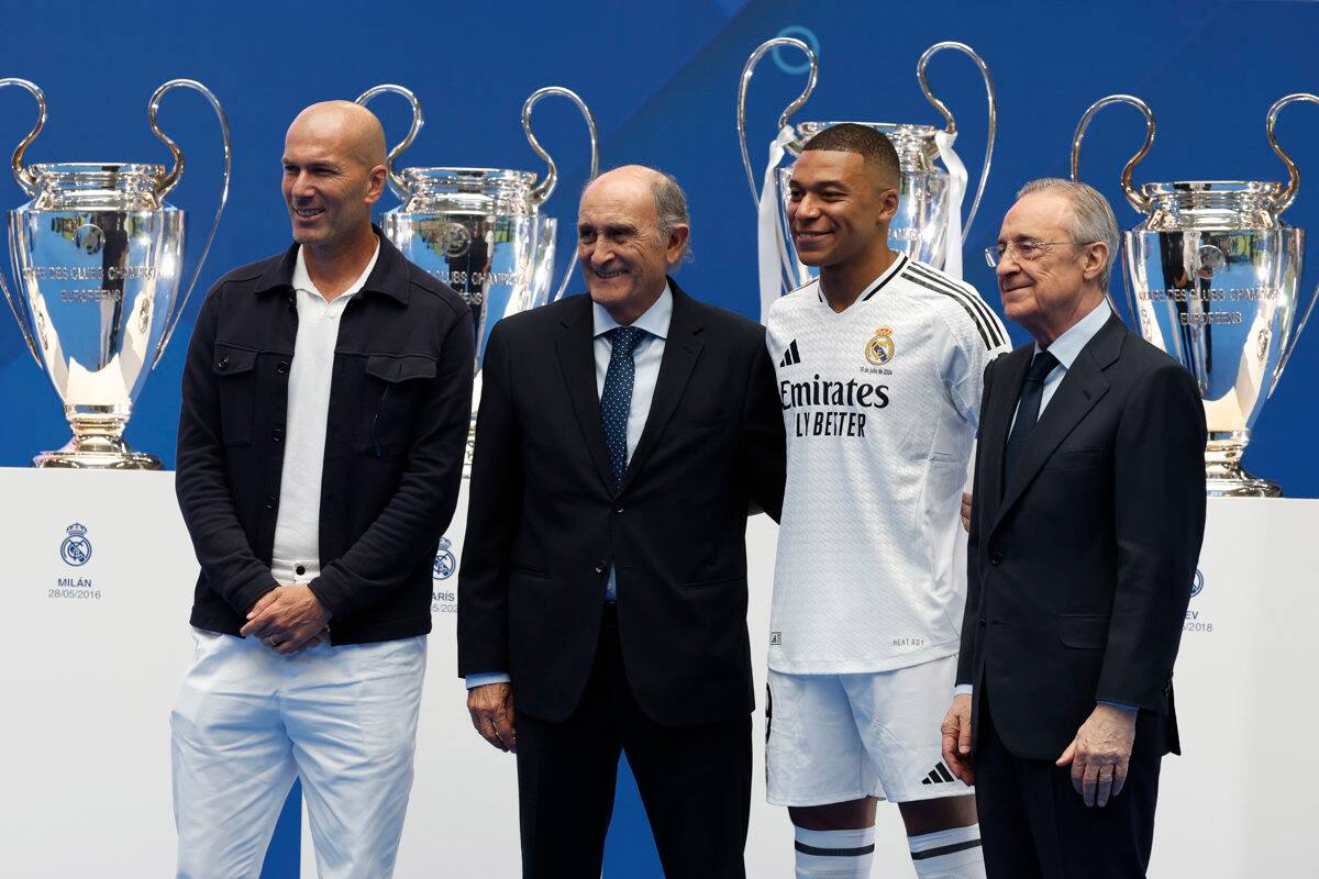 Zinedine Zidane fue uno de los invitados a la presentación del delantero. EFE.