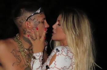 Golpeó personas y autos: Graban a famoso cantante de cumbia teniendo una verdadera noche de furia