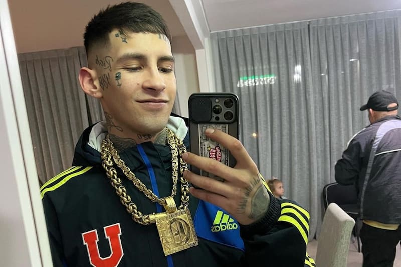 L-Gante con la indumentaria de Universidad de Chile.