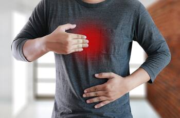 Estas son las causas de la acidez estomacal según la Clínica Alemana