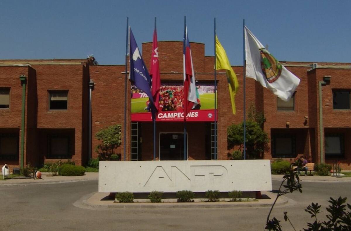 Terremoto en el fútbol chileno: Gobierno le da ultimátum a la ANFP por las casas de apuestas en línea