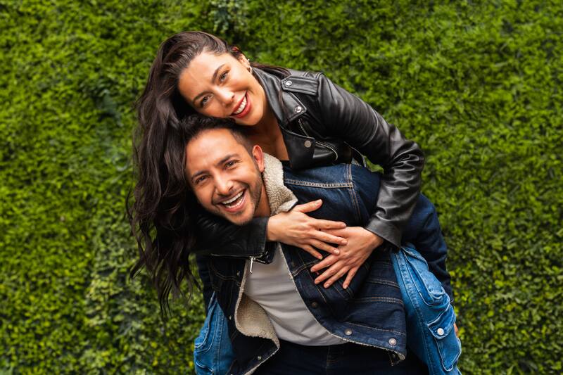 Daniela Aránguiz y Hugo Valencia fueron una de las parejas invitadas al debut de "La Cabaña".