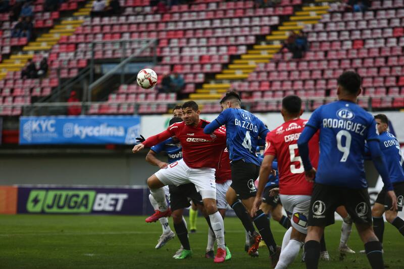 La cancha del Estadio Nelson Oyarzún no presentó problemas en el campo por las lluvias en el partido entre Ñublense y Huachipato. (Foto: Aton)