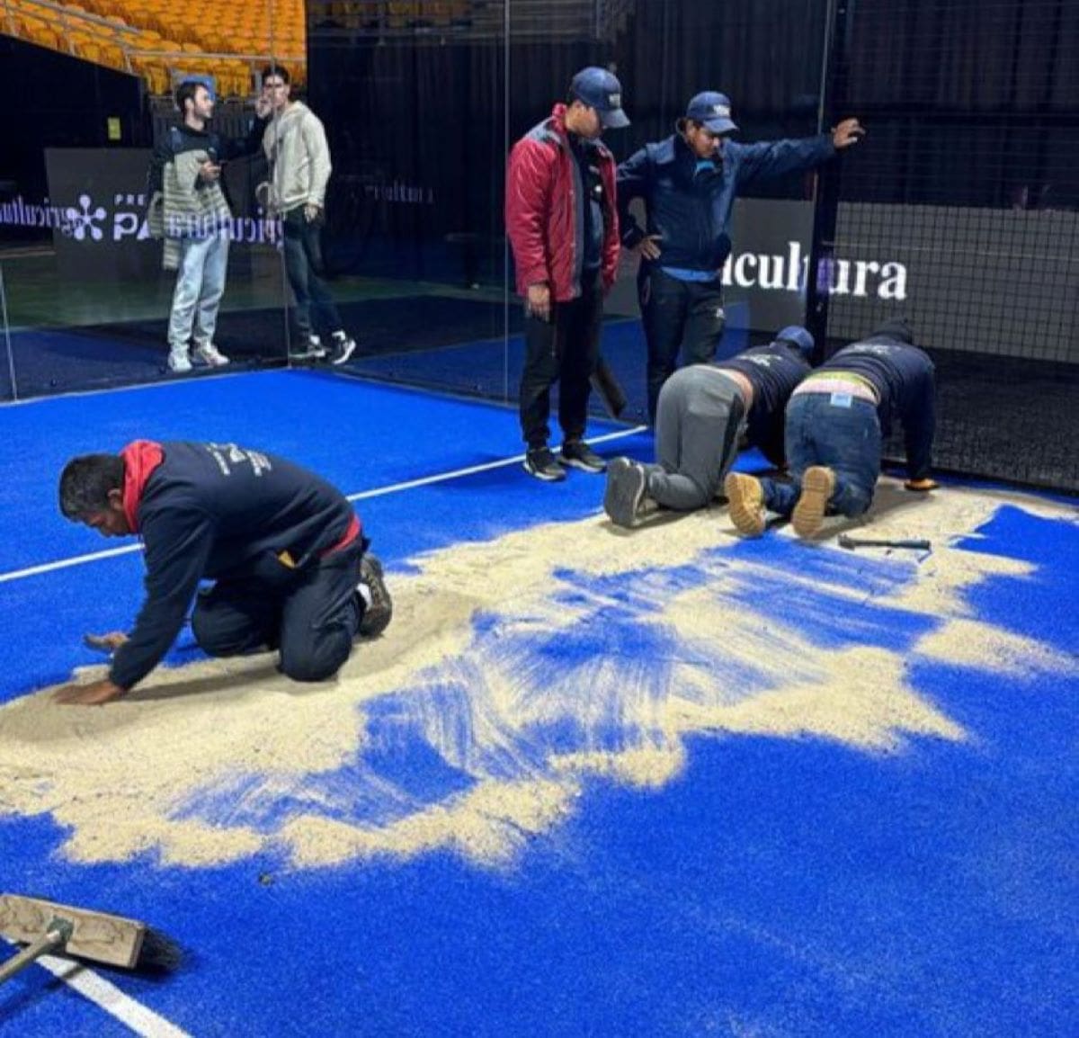 La cancha aún no estaba lista para el comienzo del campeonato. Foto: @padelcerveza/X)