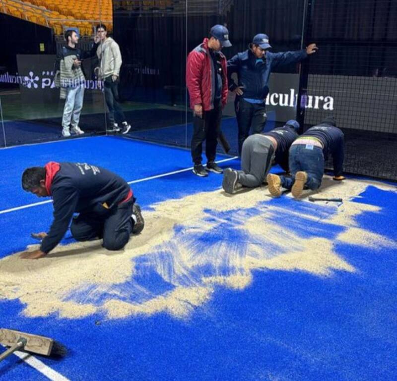 La cancha aún no estaba lista para el comienzo del campeonato. Foto: @padelcerveza/X)