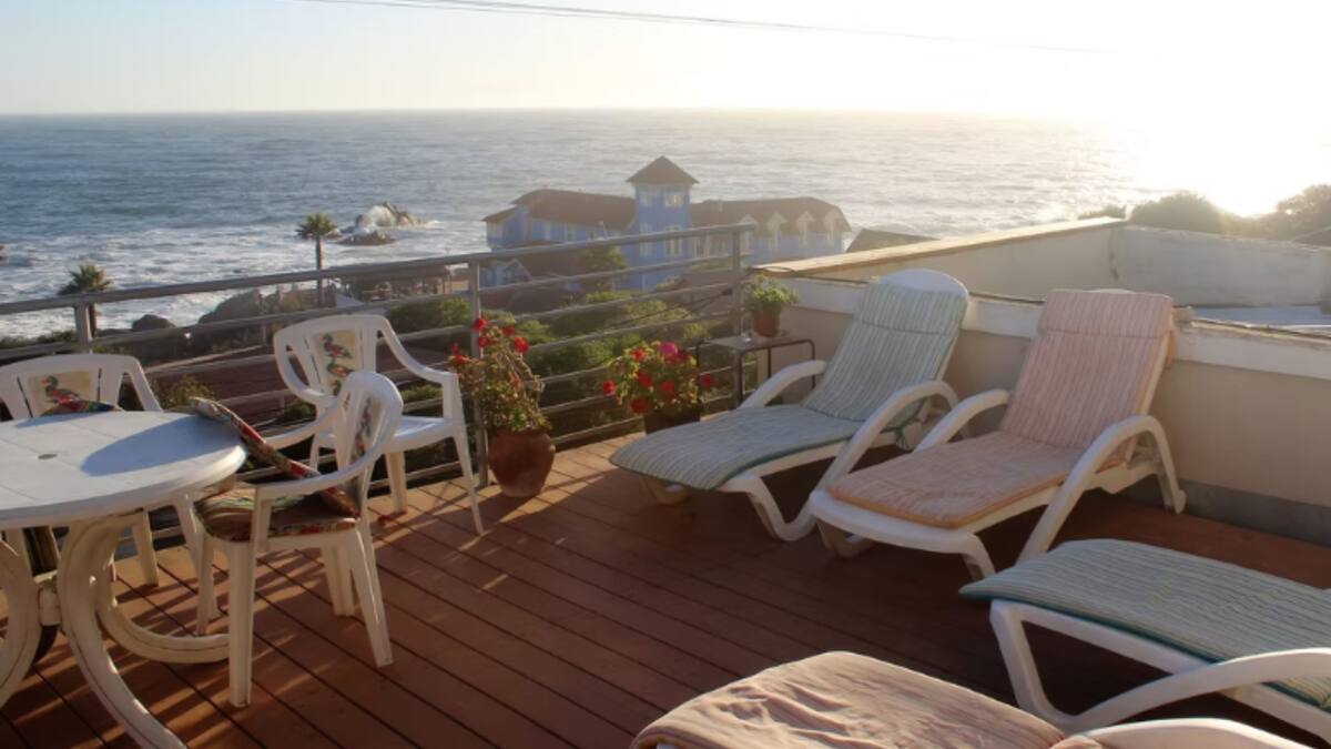 Situado frente al mar: Este hostal es perfecto para escapar de Santiago antes de que llegue marzo