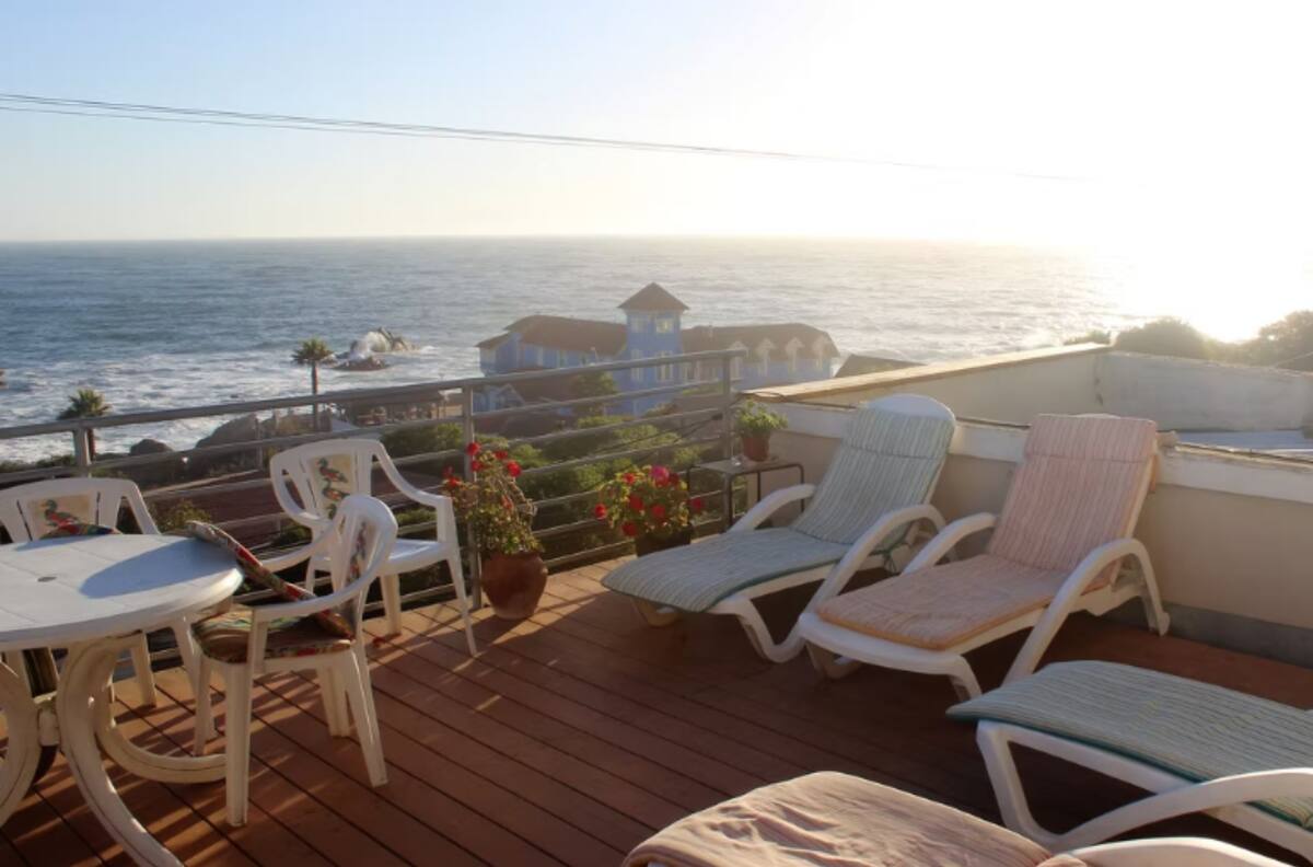 Situado frente al mar: Este hostal es perfecto para escapar de Santiago antes de que llegue marzo
