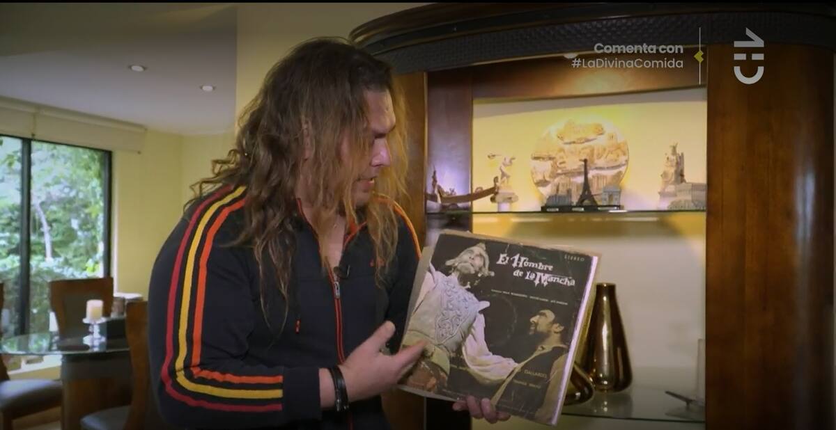 En su colección de vinilos, Carlos Figueroa atesora uno de los discos de su padre