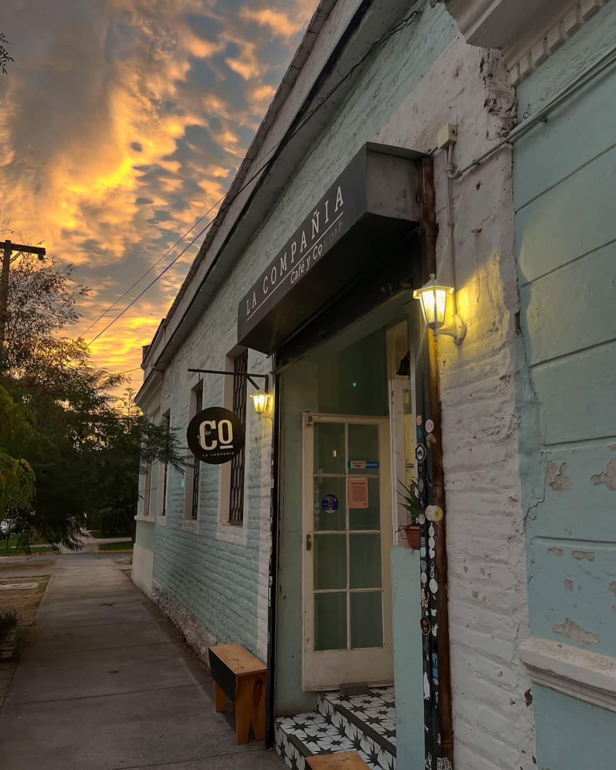 En su interior cuenta con una terraza para disfrutar de la lluvia. Instagram: @lacompania_cl