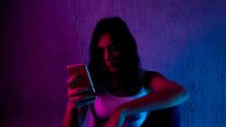 25% de los chilenos está dispuesto a hacerlo: el auge y los riesgos de conversar con la IA, según expertos