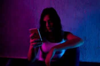 25% de los chilenos está dispuesto a hacerlo: el auge y los riesgos de conversar con la IA, según expertos