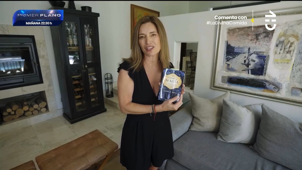 Aquí está posando con el libro. Además, aseguró que se encuentra realizando coaching comunicacional y un programa de salud mental.