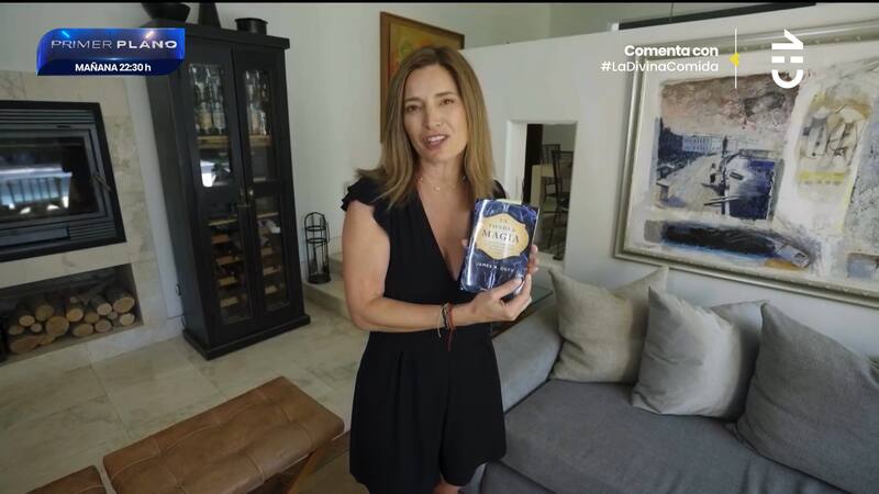 Aquí está posando con el libro. Además, aseguró que se encuentra realizando coaching comunicacional y un programa de salud mental.