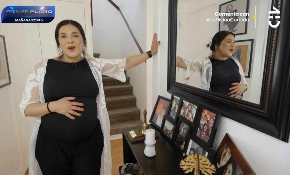Karol Cariola recibió a sus invitados en la casa de su madre. Créditos: Captura CHV