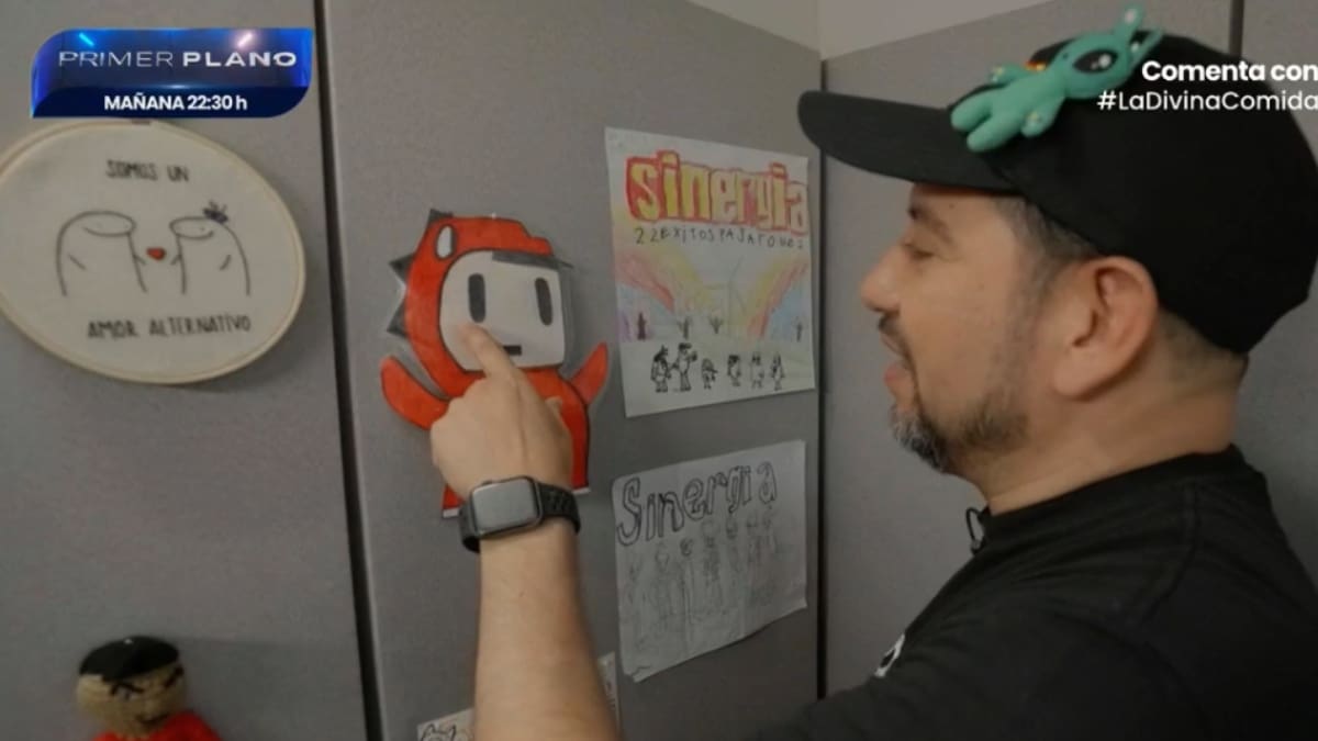 Tiene estudio de grabación y un rincón ñoño: así es la casa de Don Rorro, vocalista de Sinergia