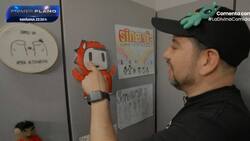 Tiene estudio de grabación y un rincón ñoño: así es la casa de Don Rorro, vocalista de Sinergia