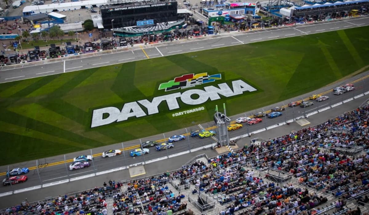Piloto de NASCAR denunció que la organización hace trucos para mostrar por TV más público del que asiste.