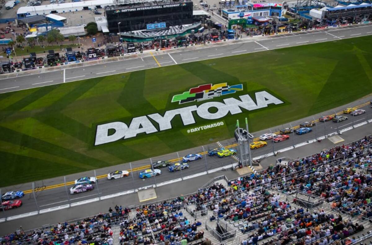 Piloto denuncia que la NASCAR pinta las graderías para simular público