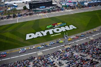 Piloto denuncia que la NASCAR pinta las graderías para simular público