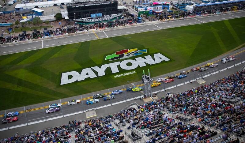 Piloto de NASCAR denunció que la organización hace trucos para mostrar por TV más público del que asiste.