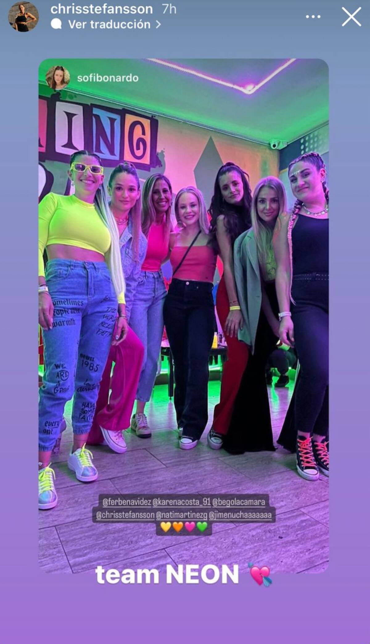 La festejada (con peto flúor) junto a las parejas y esposas de otros jugadores de la UC.