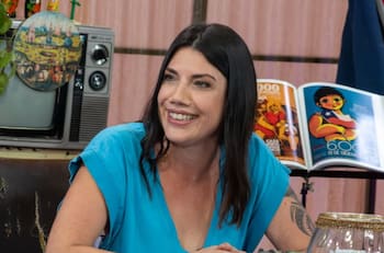 Es académica y doctora en filosofía, encontró el amor con un famoso periodista y hoy es la madrastra de tres hijos