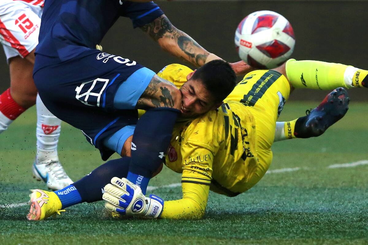 El brutal choque entre Nelson Espinoza y Fernando Zampedri en el duelo entre Deportes Copiapó y Universidad Católica.