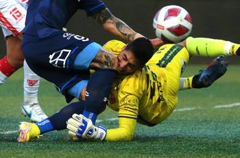 Arquero de Copiapó queda hospitalizado con una fractura en el rostro tras choque con Fernando Zampedri