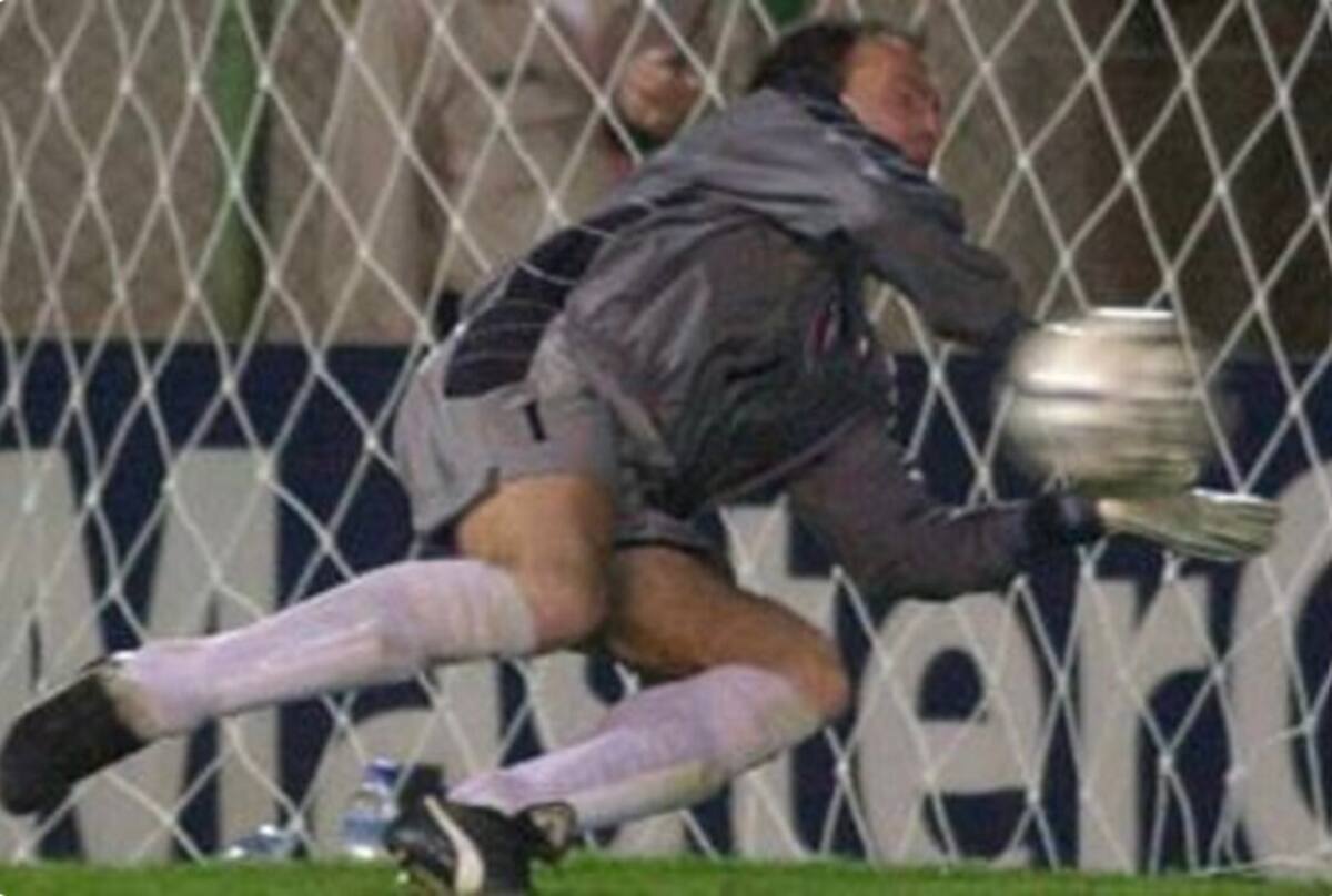 El portero intuye el remate de Chilavert desde los doce pasos. Una de las atajadas de Superman más recordadas.