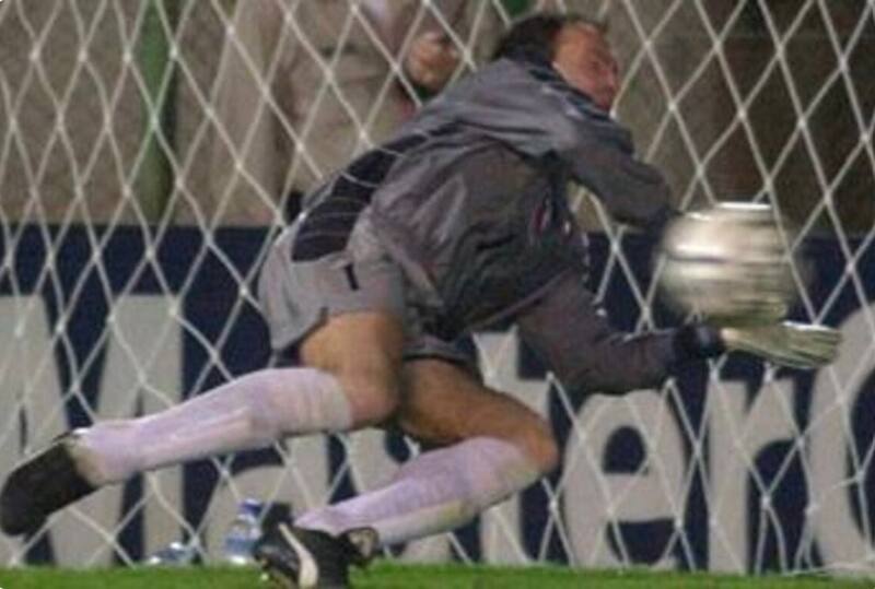 El portero intuye el remate de Chilavert desde los doce pasos. Una de las atajadas de Superman más recordadas.