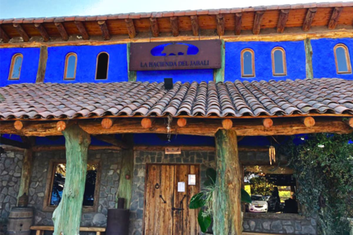 El espacio que invita a gozar de un buffet ilimitado a solo minutos de Santiago. Foto: La Hacienda del Jabalí.