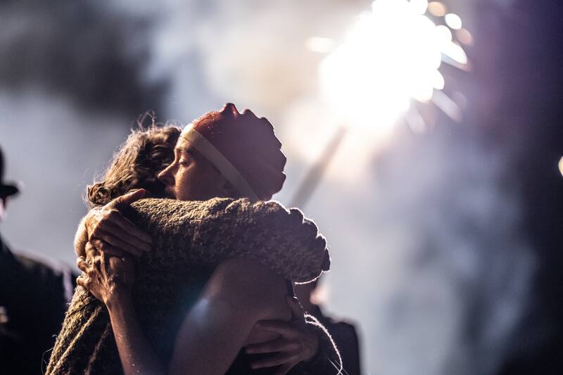 Jeanette Hain y Daisy Ridley en "La Joven y el Mar"