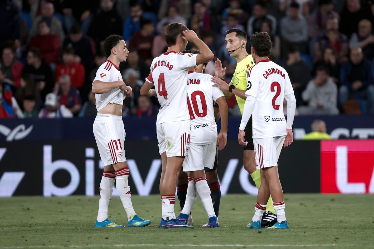 El Sevilla perdió en su visita al Levante y se complicó con el descenso. Foto: EFE.