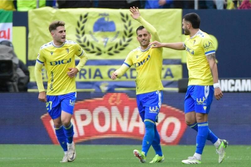 Juanmi Jiménez (al centro) fue el autor de los dos goles del Cádiz sobre el Atlético Madrid.