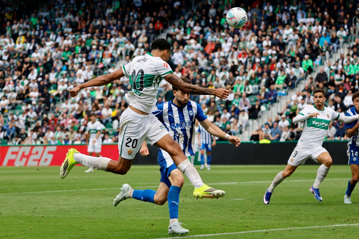 Elche de Lucas Cepeda dejó escapar una final por el descenso y metió en problemas al Sevilla de Alexis. Foto: EFE.