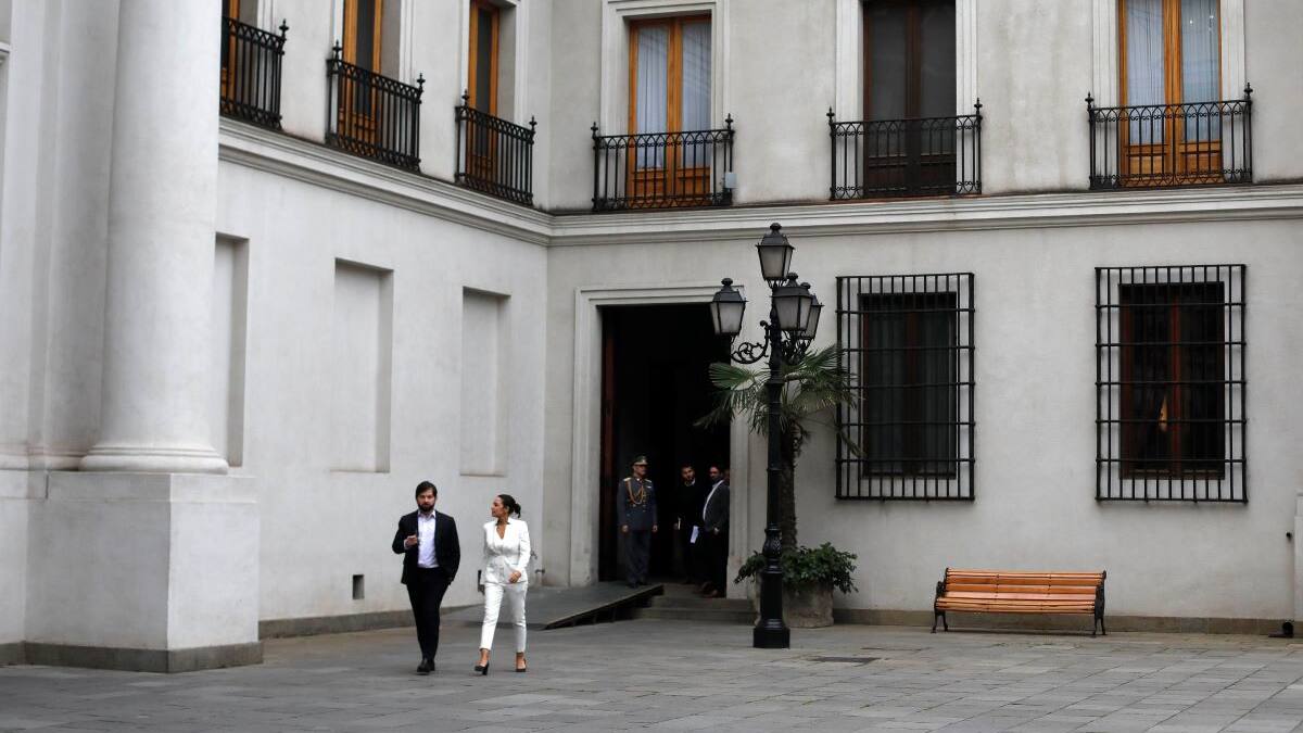 ¿Habrá acto en La Moneda por los 50 años del Golpe? Gobierno retiró contratos de Contraloría que autorizan evento