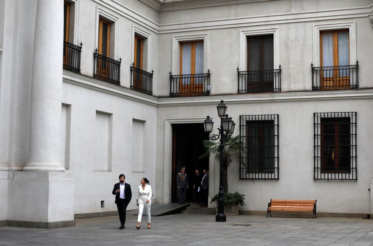 ¿Habrá acto en La Moneda por los 50 años del Golpe? Gobierno retiró contratos de Contraloría que autorizan evento