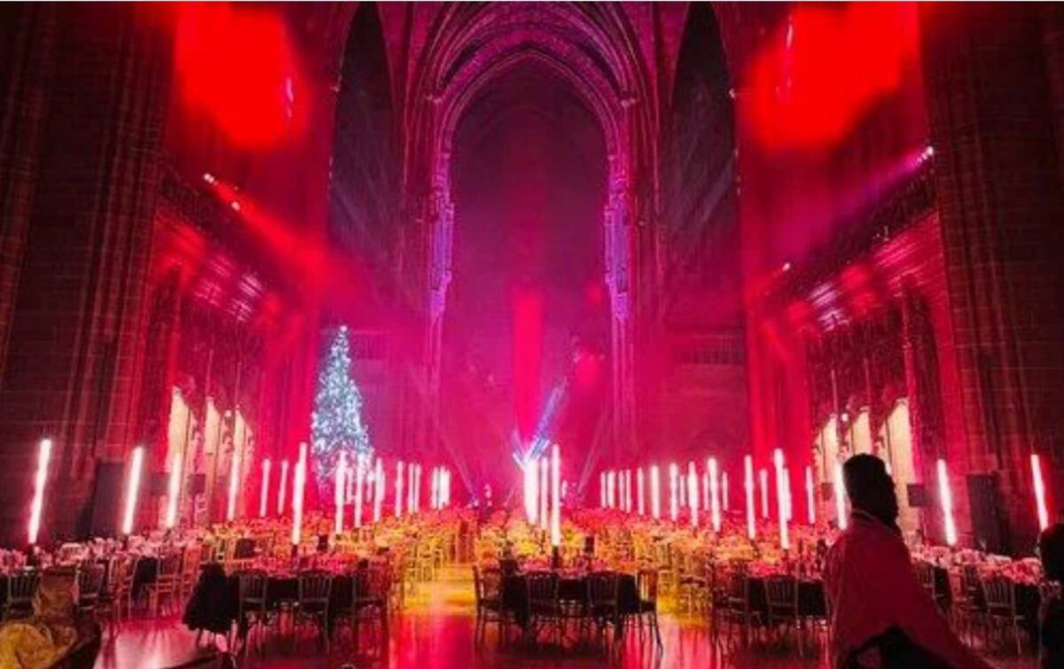 El santuario anglicano recibió a los trabajadores del Liverpool FC para celebrar la Navidad.