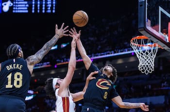Playoffs NBA: Cavaliers sellaron su paso a semifinales y los Warriors dejaron complicados a los Rockets