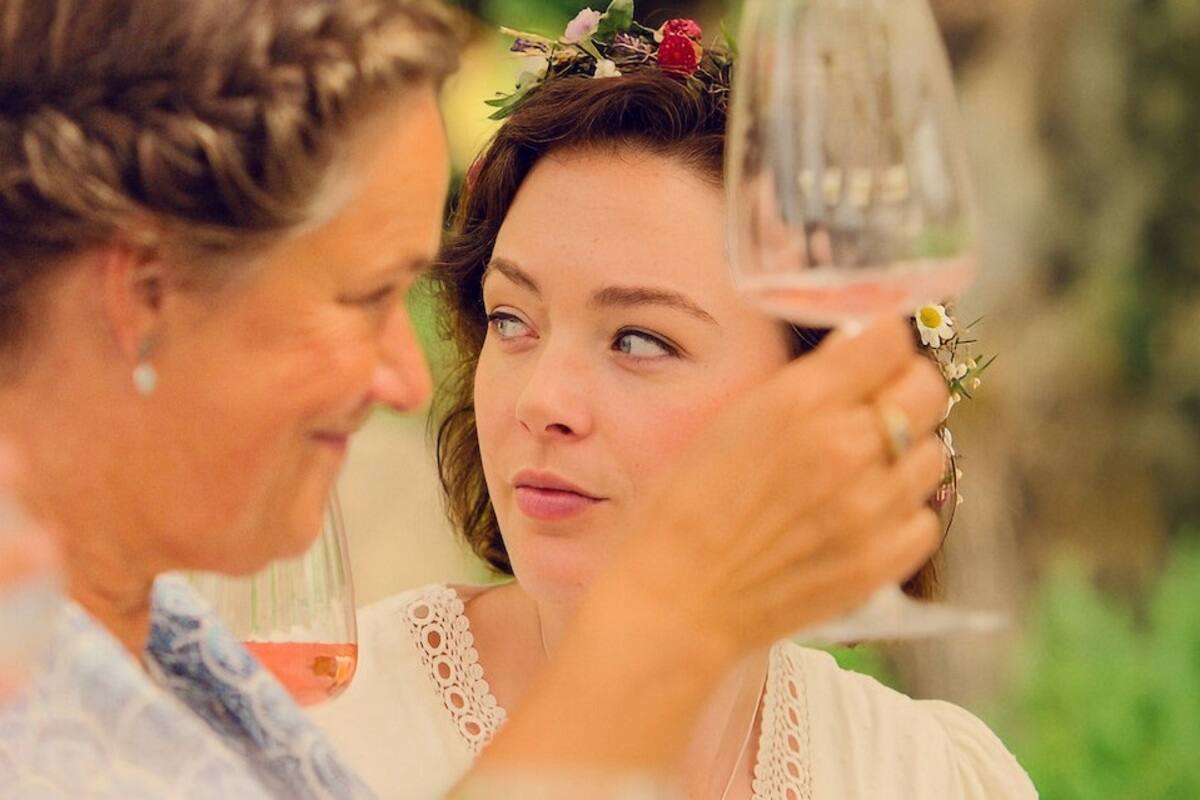 narra una celebración que se ve empañada por oscuros secretos. Créditos: Netflix