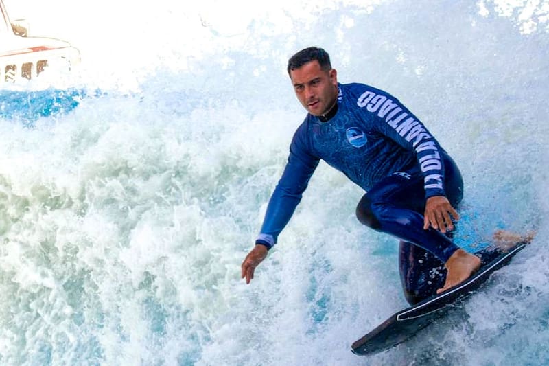 La piscina artificial del recinto permite domar olas de hasta tres metros de altura, ya sea si eres profesional o estas iniciando en el deporte. Créditos: La Ola Santiago en Instagram.