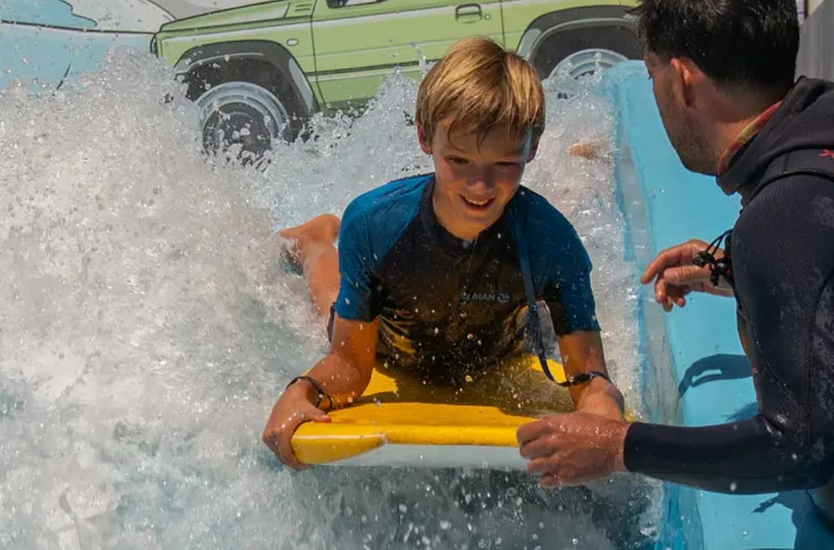 Practica surf sin salir de Santiago: Esta piscina con olas artificiales es única en Latinoamérica