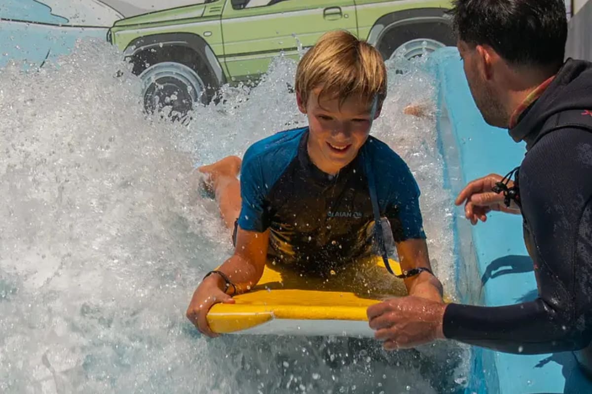 Esta entretenida atracción permite disfrutar del deporte acuático sin salir de la Región Metropolitana. Créditos: La Ola Santiago en Instagram.