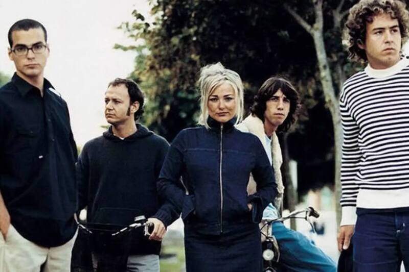 Amaia Montero, quien fue la vocalista del grupo se separó de la banda en el año 2007.