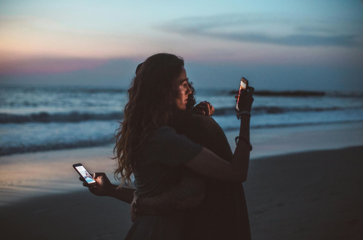 Todos creían que esta pareja de hijos de famosos había terminado, pero solo ocultaron su amor para protegerse