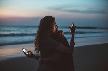 Todos creían que esta pareja de hijos de famosos había terminado, pero solo ocultaron su amor para protegerse